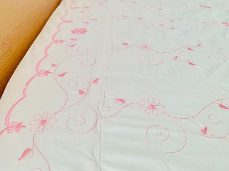 ผ้าปูที่นอนรัดมุม (แบบหนา) ขนาด 3.5ฟุต สีขาวปักลายดอกวินเทจสีชมพู มือสองสภาพดี สินค้าญี่ปุ่น-เกาหลีแท้ รูปที่ 5