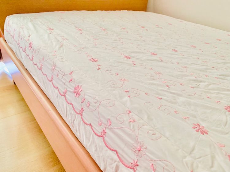 ผ้าปูที่นอนรัดมุม (แบบหนา) ขนาด 3.5ฟุต สีขาวปักลายดอกวินเทจสีชมพู มือสองสภาพดี สินค้าญี่ปุ่น-เกาหลีแท้ รูปที่ 3