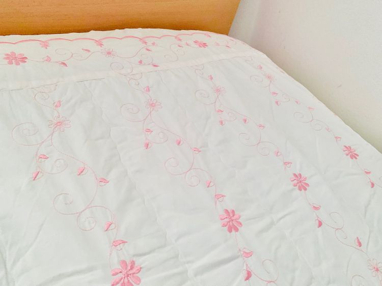 ผ้าปูที่นอนรัดมุม (แบบหนา) ขนาด 3.5ฟุต สีขาวปักลายดอกวินเทจสีชมพู มือสองสภาพดี สินค้าญี่ปุ่น-เกาหลีแท้ รูปที่ 4
