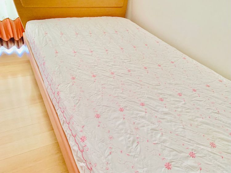 ผ้าปูที่นอนรัดมุม (แบบหนา) ขนาด 3.5ฟุต สีขาวปักลายดอกวินเทจสีชมพู มือสองสภาพดี สินค้าญี่ปุ่น-เกาหลีแท้ รูปที่ 2