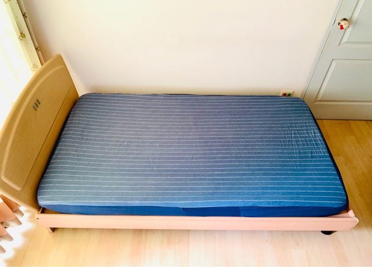 ผ้าปูที่นอนรัดมุม (แบบหนา) ขนาด 3.5ฟุต สีฟ้าลายทาง มือสองขายตามสภาพ สินค้าญี่ปุ่น-เกาหลีแท้