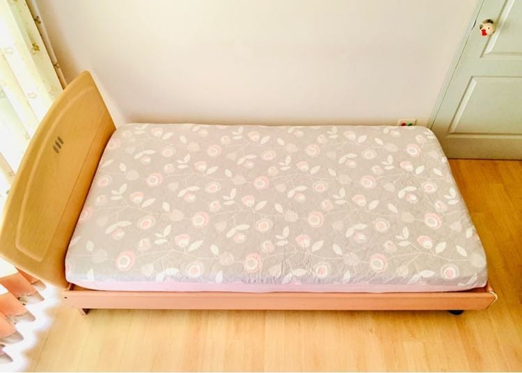 ผ้าปูที่นอนรัดมุม (แบบหนา) ขนาด 3.5ฟุต สีเทาลายดอก มือสองขายตามสภาพ สินค้าญี่ปุ่น-เกาหลีแท้