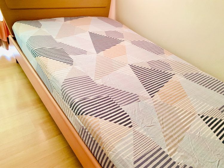 ผ้าปูที่นอนรัดมุม (แบบหนา) ขนาด 3.5ฟุต สีฟ้าลายกราฟฟิกหลากสี มือสองขายตามสภาพ สินค้าญี่ปุ่น-เกาหลีแท้ รูปที่ 2