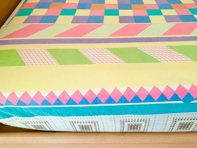 ผ้าปูที่นอนรัดมุม (แบบหนา) ขนาด 3.5ฟุต สีเหลืองไข่ไก่ลายตารางกราฟฟิกหลากสี มือสองขายตามสภาพ สินค้าญี่ปุ่น-เกาหลีแท้ รูปที่ 4