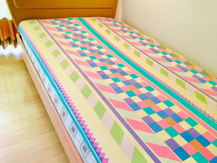 ผ้าปูที่นอนรัดมุม (แบบหนา) ขนาด 3.5ฟุต สีเหลืองไข่ไก่ลายตารางกราฟฟิกหลากสี มือสองขายตามสภาพ สินค้าญี่ปุ่น-เกาหลีแท้ รูปที่ 2
