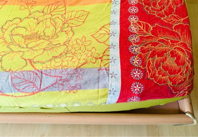 ผ้าปูที่นอนรัดมุม (แบบหนา) ขนาด 3.5ฟุต สีเขียวแดงลายดอก (สภาพ ใหม่) มือสองขายตามสภาพ สินค้าญี่ปุ่น-เกาหลีแท้  รูปที่ 6