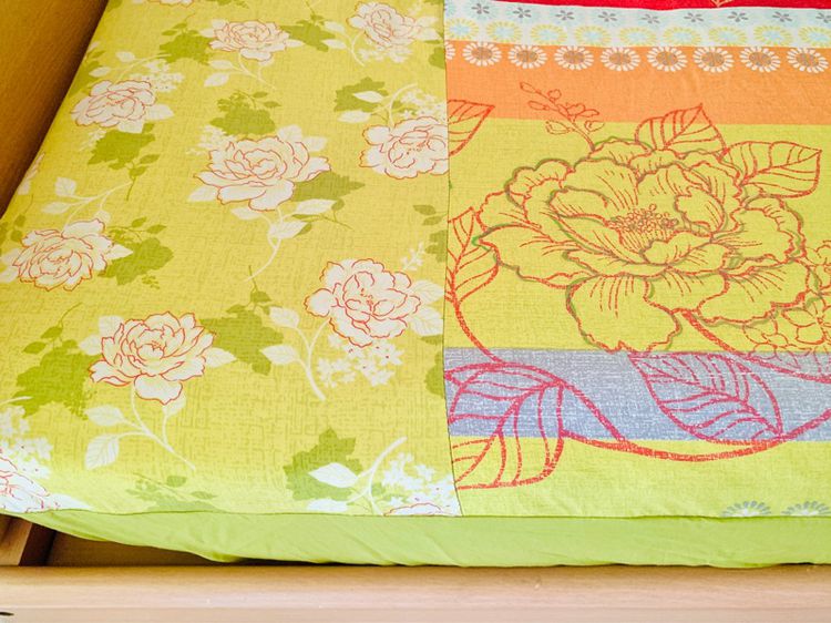 ผ้าปูที่นอนรัดมุม (แบบหนา) ขนาด 3.5ฟุต สีเขียวแดงลายดอก (สภาพ ใหม่) มือสองขายตามสภาพ สินค้าญี่ปุ่น-เกาหลีแท้  รูปที่ 4
