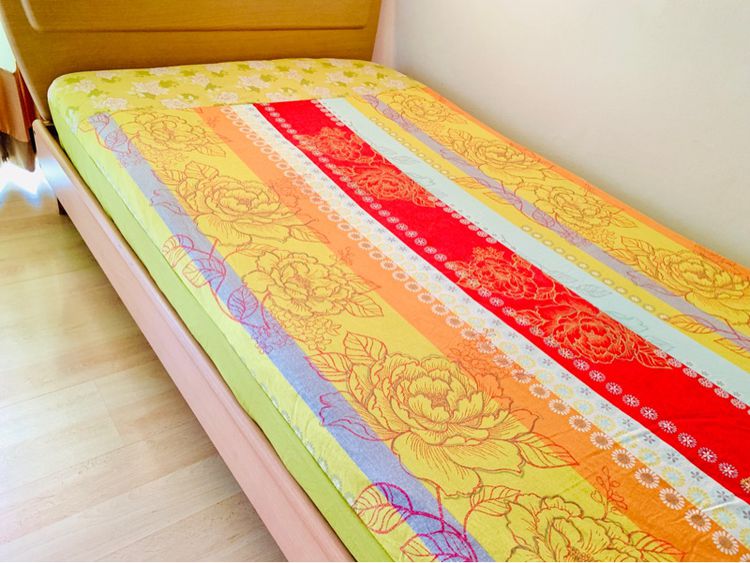 ผ้าปูที่นอนรัดมุม (แบบหนา) ขนาด 3.5ฟุต สีเขียวแดงลายดอก (สภาพ ใหม่) มือสองขายตามสภาพ สินค้าญี่ปุ่น-เกาหลีแท้  รูปที่ 2