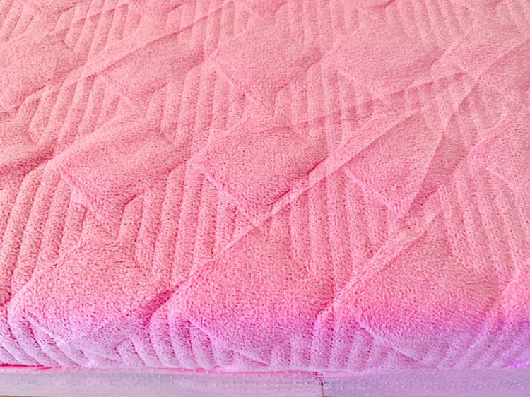 ผ้าปูที่นอนรัดมุม (แบบหนา) ขนาด 3.5ฟุต สีชมพูกำมะหยี่ปักลายตารางกราฟฟิกทั้งผืน มือสองสภาพดี สินค้าญี่ปุ่น-เกาหลีแท้ รูปที่ 4