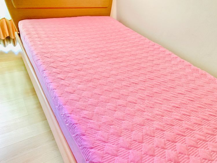 ผ้าปูที่นอนรัดมุม (แบบหนา) ขนาด 3.5ฟุต สีชมพูกำมะหยี่ปักลายตารางกราฟฟิกทั้งผืน มือสองสภาพดี สินค้าญี่ปุ่น-เกาหลีแท้ รูปที่ 2