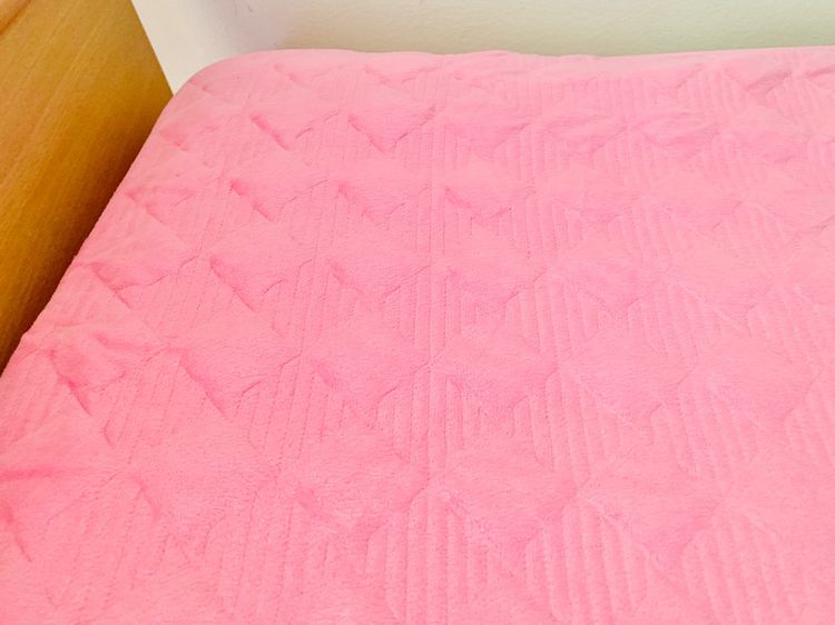ผ้าปูที่นอนรัดมุม (แบบหนา) ขนาด 3.5ฟุต สีชมพูกำมะหยี่ปักลายตารางกราฟฟิกทั้งผืน มือสองสภาพดี สินค้าญี่ปุ่น-เกาหลีแท้ รูปที่ 3
