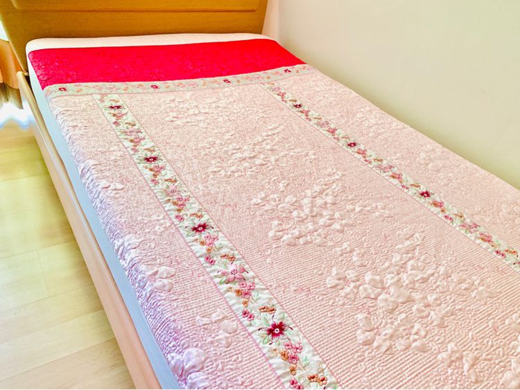 ผ้าปูที่นอนรัดมุม (แบบหนา) ขนาด 3.5ฟุต ผ้าแพรสีชมพูทูโทนปักลายดอก (สินค้าหายาก) มือสองสภาพดี สินค้าญี่ปุ่น-เกาหลีแท้ รูปที่ 2