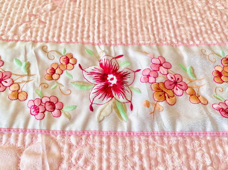 ผ้าปูที่นอนรัดมุม (แบบหนา) ขนาด 3.5ฟุต ผ้าแพรสีชมพูทูโทนปักลายดอก (สินค้าหายาก) มือสองสภาพดี สินค้าญี่ปุ่น-เกาหลีแท้ รูปที่ 6