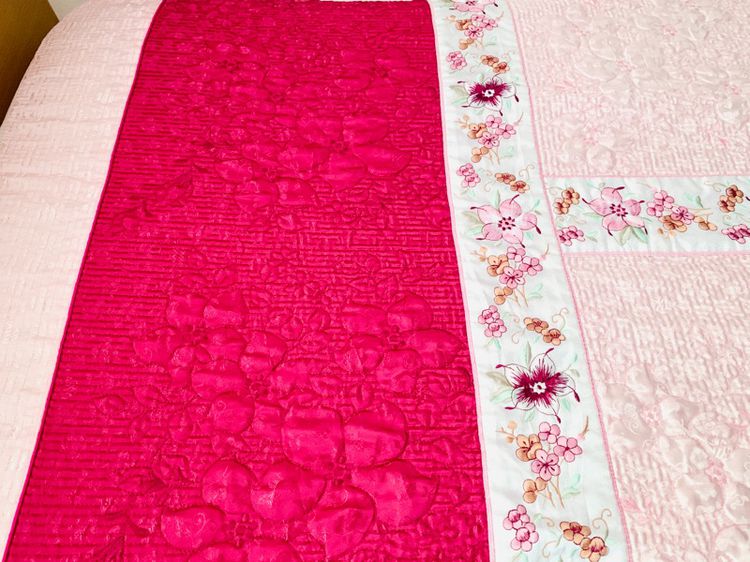 ผ้าปูที่นอนรัดมุม (แบบหนา) ขนาด 3.5ฟุต ผ้าแพรสีชมพูทูโทนปักลายดอก (สินค้าหายาก) มือสองสภาพดี สินค้าญี่ปุ่น-เกาหลีแท้ รูปที่ 4