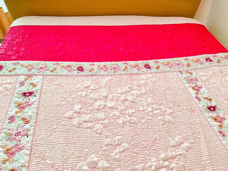 ผ้าปูที่นอนรัดมุม (แบบหนา) ขนาด 3.5ฟุต ผ้าแพรสีชมพูทูโทนปักลายดอก (สินค้าหายาก) มือสองสภาพดี สินค้าญี่ปุ่น-เกาหลีแท้ รูปที่ 3
