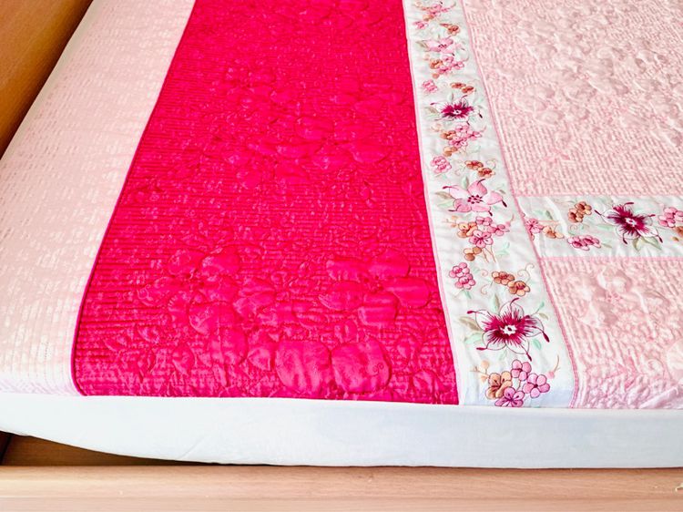 ผ้าปูที่นอนรัดมุม (แบบหนา) ขนาด 3.5ฟุต ผ้าแพรสีชมพูทูโทนปักลายดอก (สินค้าหายาก) มือสองสภาพดี สินค้าญี่ปุ่น-เกาหลีแท้ รูปที่ 5