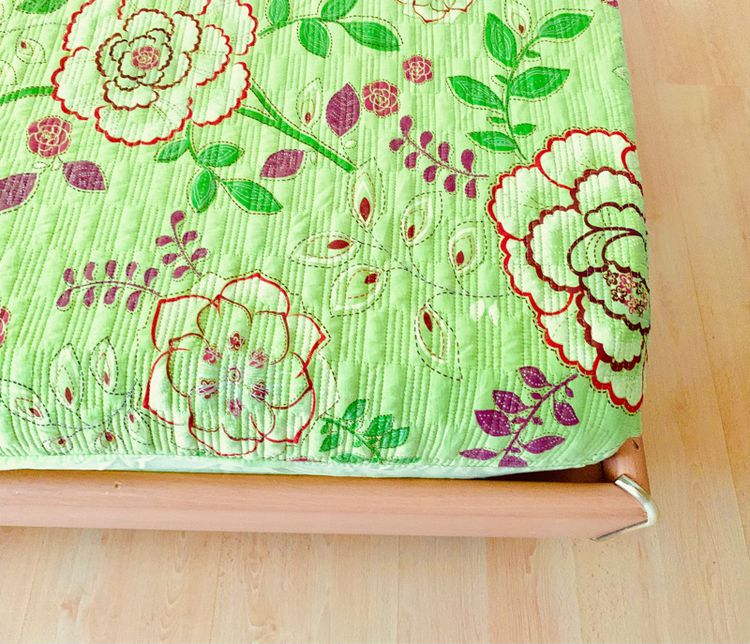 ผ้าปูที่นอนรัดมุม (แบบหนา) ขนาด 4ฟุต สีเขียวลายดอกหลากสี (สภาพใหม่) มือสองสภาพดี สินค้าญี่ปุ่น-เกาหลีแท้ รูปที่ 5