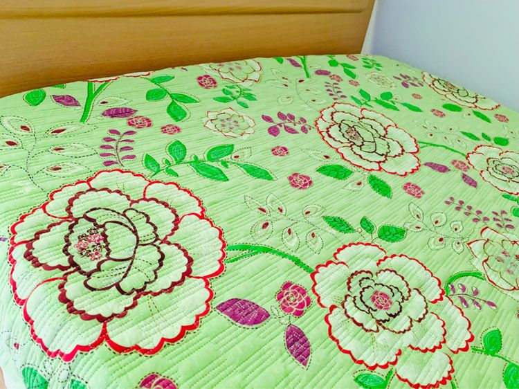 ผ้าปูที่นอนรัดมุม (แบบหนา) ขนาด 4ฟุต สีเขียวลายดอกหลากสี (สภาพใหม่) มือสองสภาพดี สินค้าญี่ปุ่น-เกาหลีแท้ รูปที่ 3
