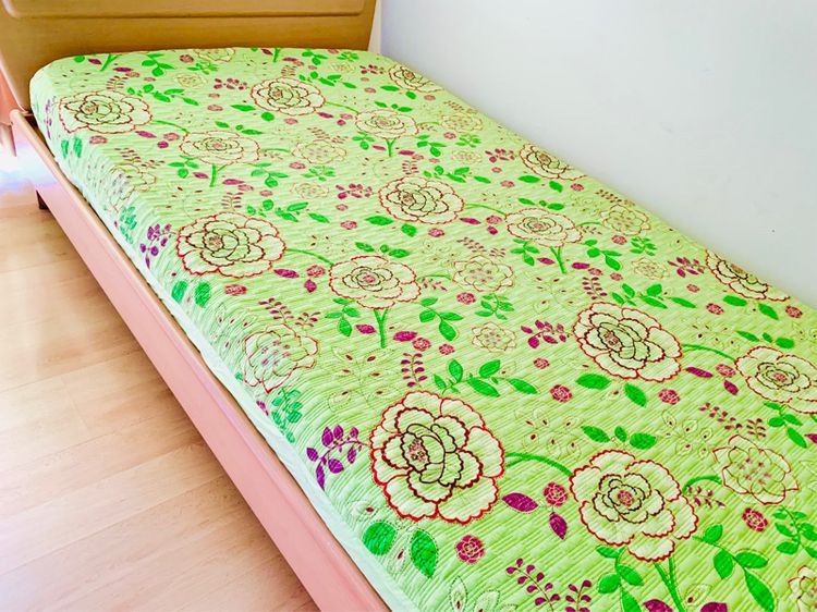ผ้าปูที่นอนรัดมุม (แบบหนา) ขนาด 4ฟุต สีเขียวลายดอกหลากสี (สภาพใหม่) มือสองสภาพดี สินค้าญี่ปุ่น-เกาหลีแท้ รูปที่ 2