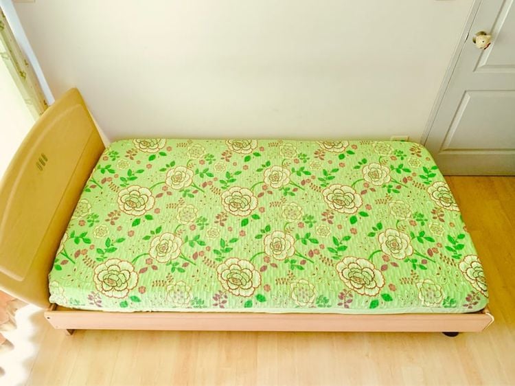ผ้าปูที่นอนรัดมุม (แบบหนา) ขนาด 4ฟุต สีเขียวลายดอกหลากสี (สภาพใหม่) มือสองสภาพดี สินค้าญี่ปุ่น-เกาหลีแท้ รูปที่ 1