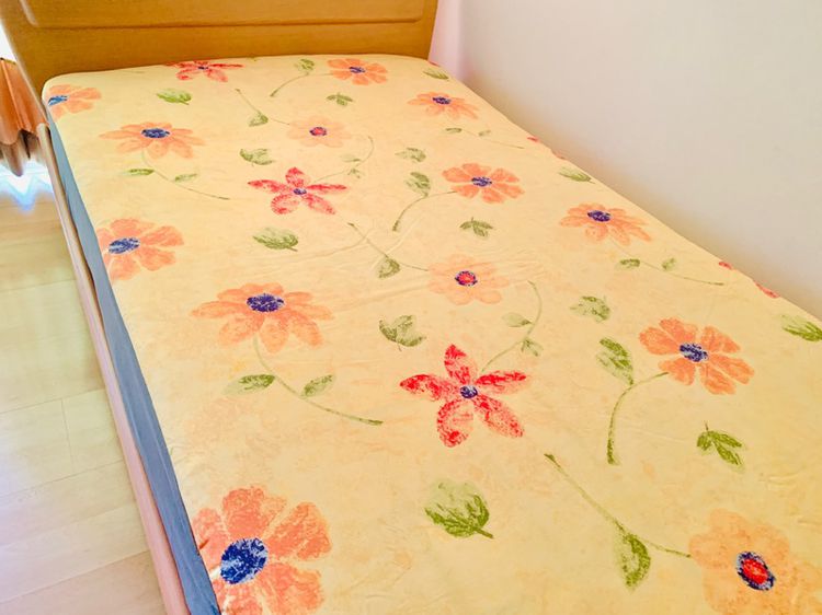 ผ้าปูที่นอนรัดมุม (แบบหนา) ขนาด 4.5ฟุต สีเหลืองลายดอกหลากสี มือสองขายตามสภาพ สินค้าญี่ปุ่น-เกาหลีแท้ รูปที่ 2