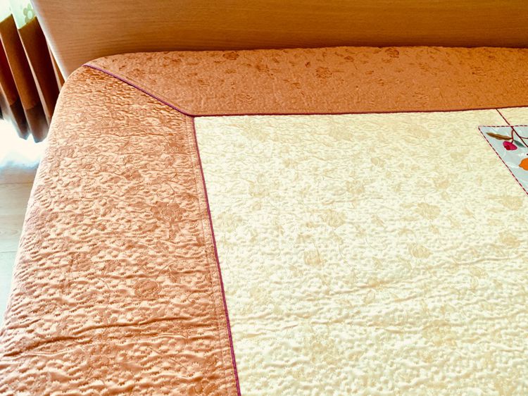 ผ้าปูที่นอนรัดมุม (แบบหนา) ขนาด 4.5ฟุต ผ้าแพรสีน้ำตาลทองทูโทนปักลายดอก (สภาพใหม่) (สินค้าหายาก) มือสองสภาพดี สินค้าญี่ปุ่น-เกาหลีแท้ รูปที่ 3