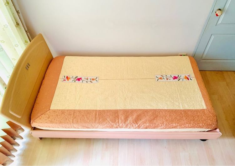 ผ้าปูที่นอนรัดมุม (แบบหนา) ขนาด 4.5ฟุต ผ้าแพรสีน้ำตาลทองทูโทนปักลายดอก (สภาพใหม่) (สินค้าหายาก) มือสองสภาพดี สินค้าญี่ปุ่น-เกาหลีแท้