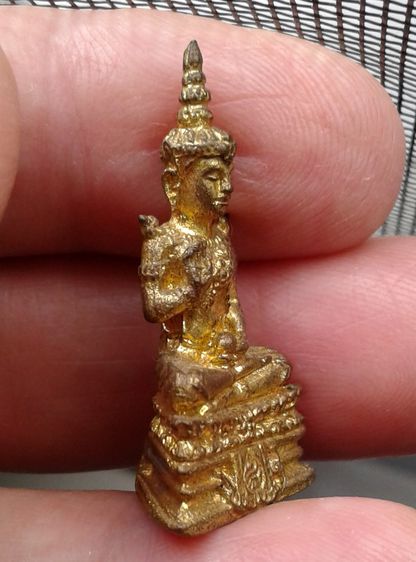 รูปหล่อพระพุทธมหาจักรพรรดิ์ปางประทานพร มือถือลูกแก้ว ไม่ทราบที่ หล่อตัน เนื้อทองผสม รูปที่ 4