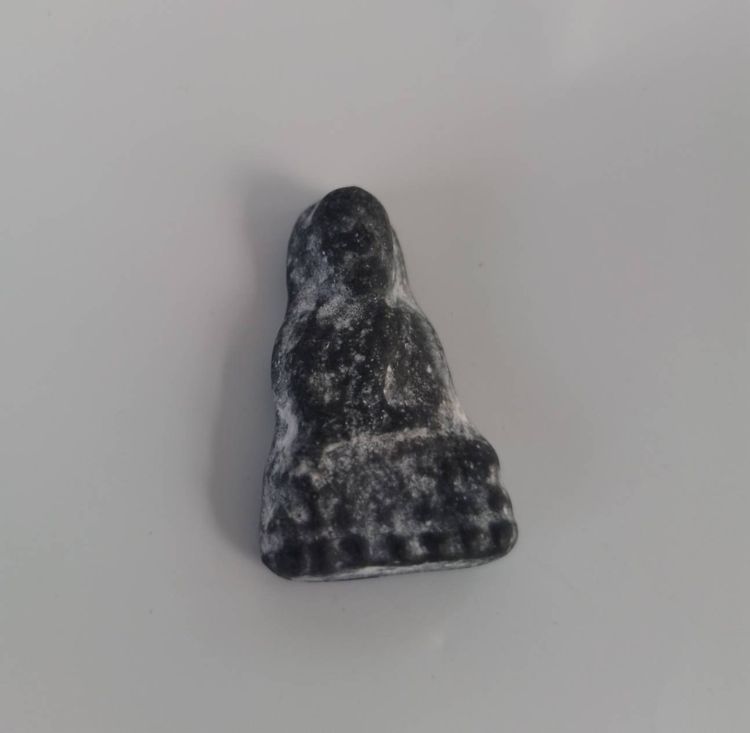 พระเก่า เหรียญหลวงปู่ทวด พิมพ์เตารีด เนื้อหินสีดำ คล้ายวัชรธาตุสีดำ รูปที่ 3