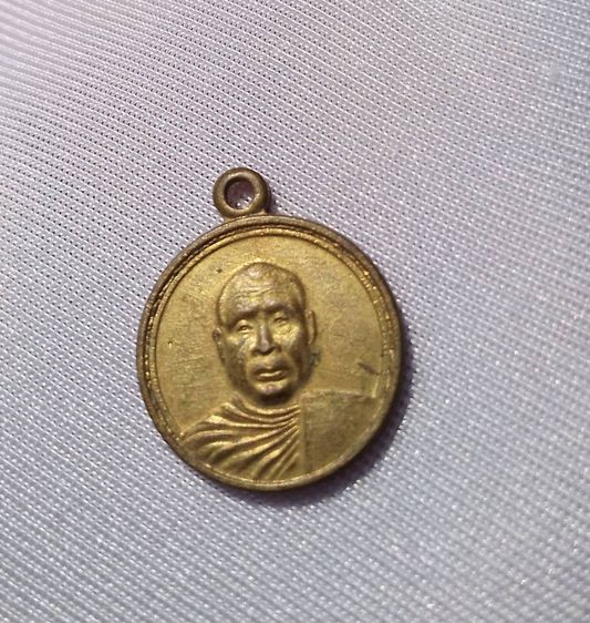 เหรียญหลวงพ่ออุตตมะ กลมเล็ก ปี 2532 หลังพระปรางค์สามยอด เนื้อฝาบาตร
