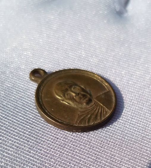 เหรียญหลวงพ่ออุตตมะ กลมเล็ก ปี 2532 หลังพระปรางค์สามยอด เนื้อฝาบาตร รูปที่ 4