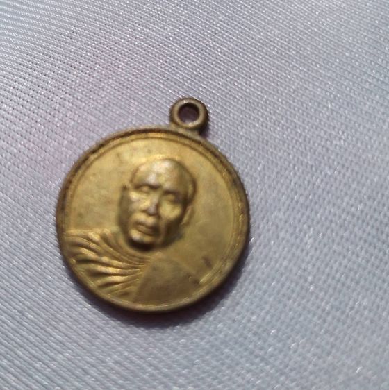 เหรียญหลวงพ่ออุตตมะ กลมเล็ก ปี 2532 หลังพระปรางค์สามยอด เนื้อฝาบาตร รูปที่ 3
