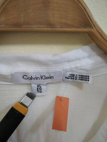 เสื้อเขิ้ต Calvin klein สีขาว แขนยาว ของแท้ รอบอก46 ยาว28 สภาพดีไม่มีขาด รูปที่ 4
