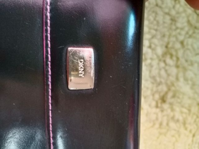 กระเป๋าสตางค์หนังแก้วสีดำ DKNY รูปที่ 8