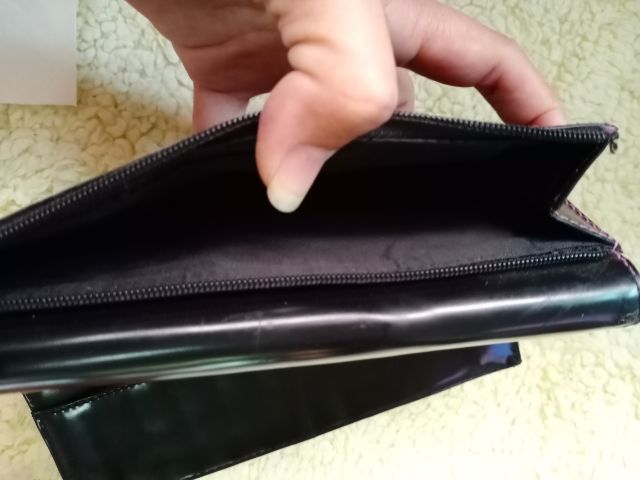 กระเป๋าสตางค์หนังแก้วสีดำ DKNY รูปที่ 3