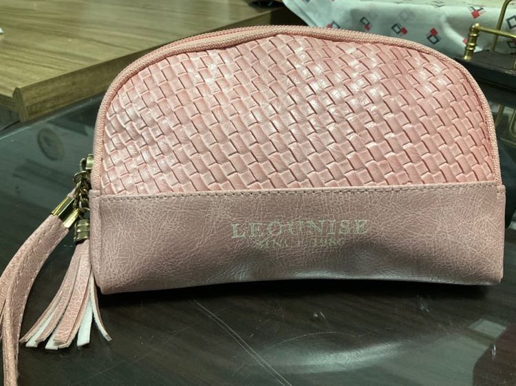 กระเป๋าหนัง LEOUNISE แท้ สีชมพูเบส ขนาด 13x18 ซม 100 บาท