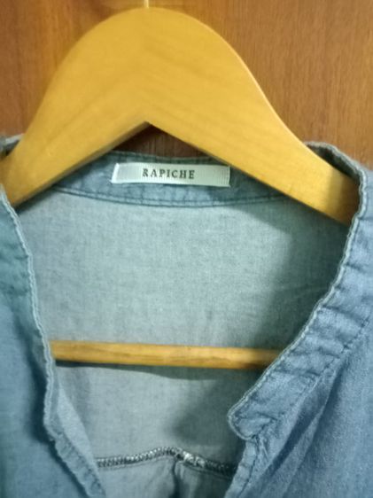 RAPICHE เสื้อผู้หญิง อก 46 ยาว 20.5 หน้า 23 หลัง แขนยาว 13 ไหล่กว้าง8นิ้ว สีblue jeans ผ้านิ่ม มีกระเป๋าที่อกซ้าย ไม่มีกระดุม ผ้านิ่ม  รูปที่ 2