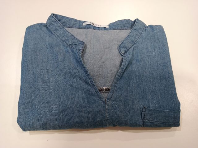 RAPICHE เสื้อผู้หญิง อก 46 ยาว 20.5 หน้า 23 หลัง แขนยาว 13 ไหล่กว้าง8นิ้ว สีblue jeans ผ้านิ่ม มีกระเป๋าที่อกซ้าย ไม่มีกระดุม ผ้านิ่ม  รูปที่ 12