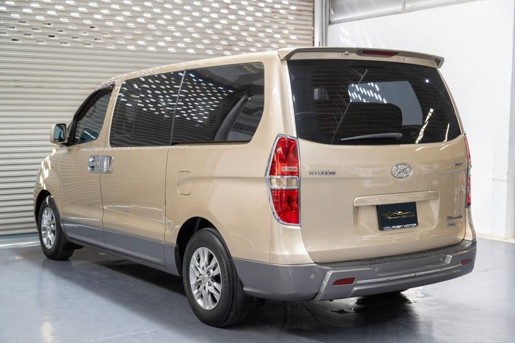 Hyundai H-1  2010 2.5 Deluxe Van ดีเซล ไม่ติดแก๊ส เกียร์อัตโนมัติ ทอง รูปที่ 4