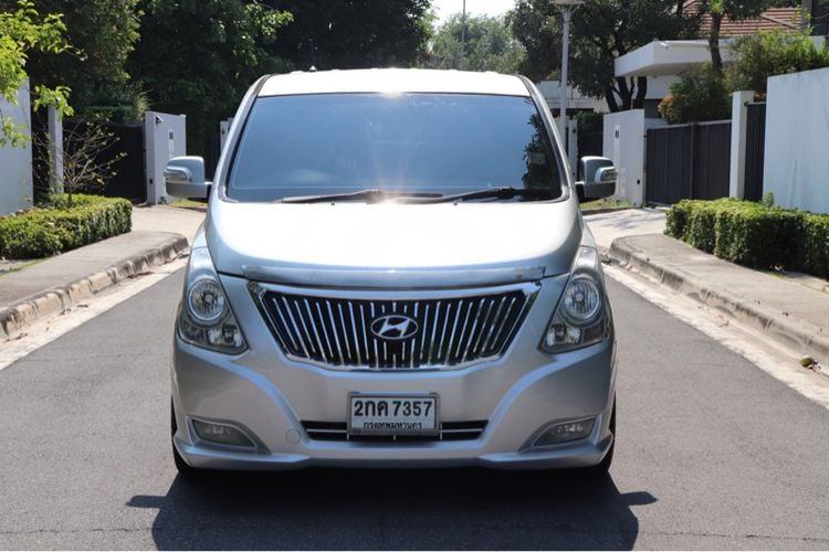 Hyundai Grand Starex 2013 2.5 VIP Van ดีเซล ไม่ติดแก๊ส เกียร์อัตโนมัติ บรอนซ์เงิน