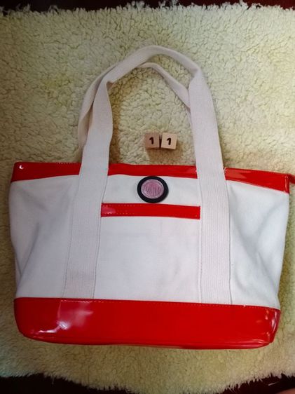 กระเป๋าสะพายไหล่สีขาว DKNY รูปที่ 1