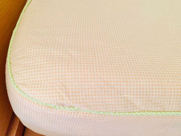 ผ้าปูที่นอนรัดมุม (แบบหนา) ขนาด 4.5-5ฟุต สีส้มลายจุดขลิบเขียว ยี่ห้อ Rosa Liebe (สภาพใหม่) มือสองสภาพดี สินค้าญี่ปุ่น-เกาหลีแท้ รูปที่ 4