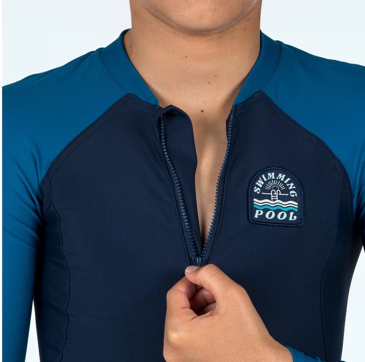 Wetsuit - Shorty 100 Long-Sleeved boys Two-tone Blue ว็ทสูทขาสั้นแขนยาวสำหรับเด็กผู้ชายรุ่น 100 (สีน้ำเงินทูโทน) รูปที่ 4