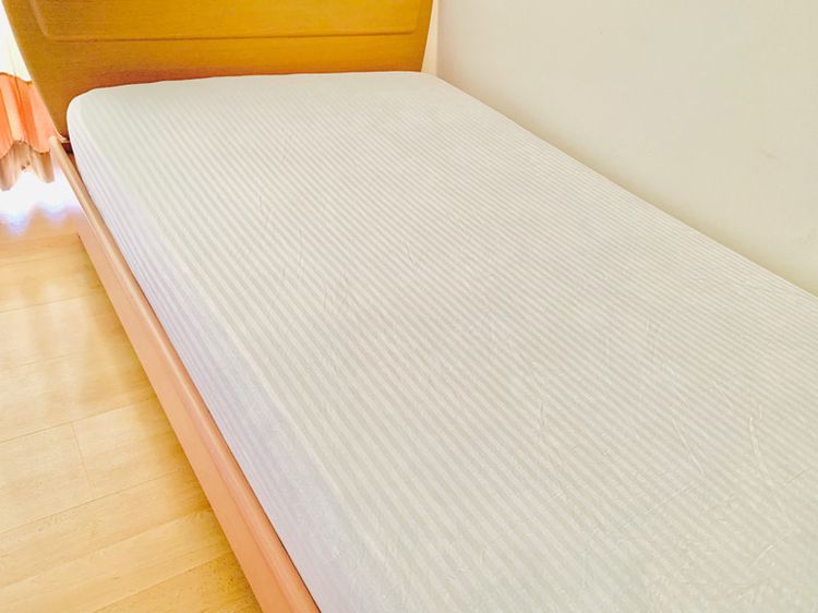 ผ้าปูที่นอนรัดมุม (แบบบาง) ขนาด 4.5-5ฟุต สีขาวลายทาง (สภาพใหม่) มือสองสภาพดี สินค้าญี่ปุ่น-เกาหลีแท้ รูปที่ 2