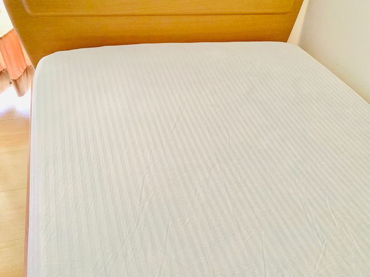 ผ้าปูที่นอนรัดมุม (แบบบาง) ขนาด 4.5-5ฟุต สีขาวลายทาง (สภาพใหม่) มือสองสภาพดี สินค้าญี่ปุ่น-เกาหลีแท้ รูปที่ 3