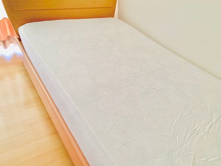 ผ้าปูที่นอนรัดมุม (แบบบาง) ขนาด 5ฟุต สีขาวลายทาง ยี่ห้อ Cotton let มือสองสภาพดี สินค้าญี่ปุ่น-เกาหลีแท้ รูปที่ 2