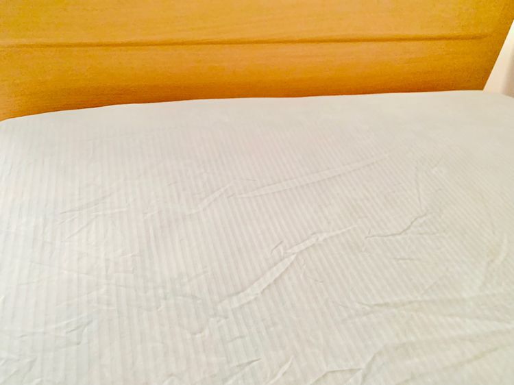 ผ้าปูที่นอนรัดมุม (แบบบาง) ขนาด 5ฟุต สีขาวลายทาง ยี่ห้อ Cotton let มือสองสภาพดี สินค้าญี่ปุ่น-เกาหลีแท้ รูปที่ 3
