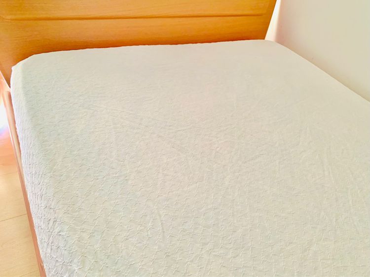 ผ้าปูที่นอนรัดมุม (แบบบาง) ขนาด 5ฟุต ผ้าทอลายสีครีมทอลายวินเทจ มือสองสภาพดี สินค้าญี่ปุ่น-เกาหลีแท้ รูปที่ 3