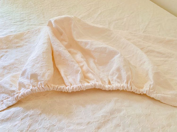 ผ้าปูที่นอนรัดมุม (แบบบาง) ขนาด 5ฟุต ผ้าทอลายสีครีมทอลายวินเทจ มือสองสภาพดี สินค้าญี่ปุ่น-เกาหลีแท้ รูปที่ 6