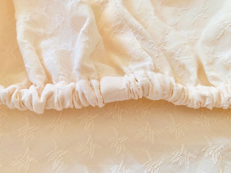 ผ้าปูที่นอนรัดมุม (แบบบาง) ขนาด 5ฟุต ผ้าทอลายสีครีมทอลายวินเทจ มือสองสภาพดี สินค้าญี่ปุ่น-เกาหลีแท้ รูปที่ 7